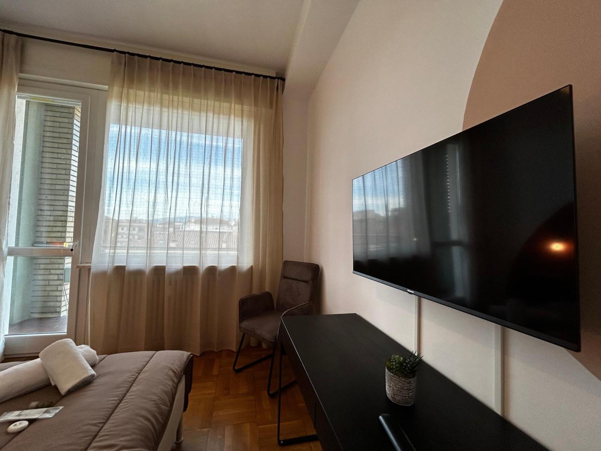 Апартаменти Big House-Private Parking-12" Walk From The Arena Верона Екстер'єр фото